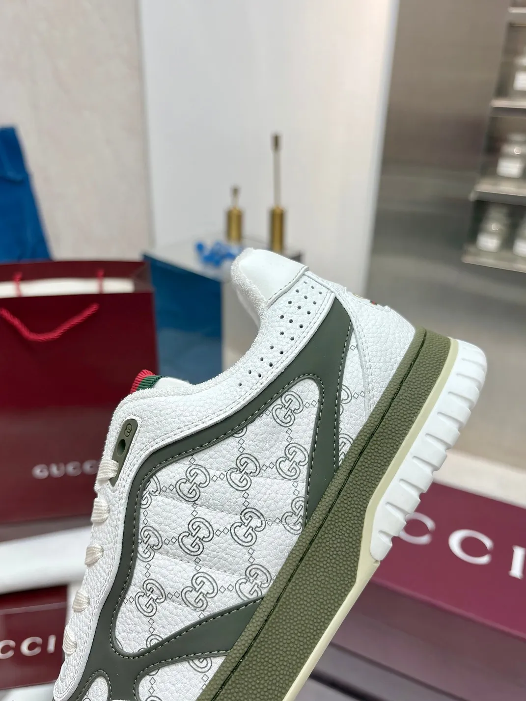 Men's Men's Shoes 💰660 Gucci Gucci's latest hot-selling series of high and low-top distressed couple sneakers are shipped. Original purchase, development and production. This high-low top sneaker adopts a basketball-style silhouette design, cleverly integrated with hollow panels and distressed effects, showing its unique ingenuity. The ingenuity incorporates brand logo details such as interlocking Double G styling accessories and Gucci lettering, a low-key tribute to the brand's design heritage.  ▪️ Fabric: Original customized imported first-layer cowhide ▪️ Lining: Sweat-absorbent and deodorant towel lining ▪️ Sole: Original molded TPU sole ▪️ Sole thickness: 3cm ▪️ Size: Male 39-46 (46 customized)